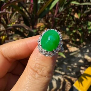 天然 A 货缅甸翡翠戒指 帝王绿高冰种蛋面 18K 金镶满钻