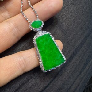 天然緬料辣陽綠翡翠無事牌