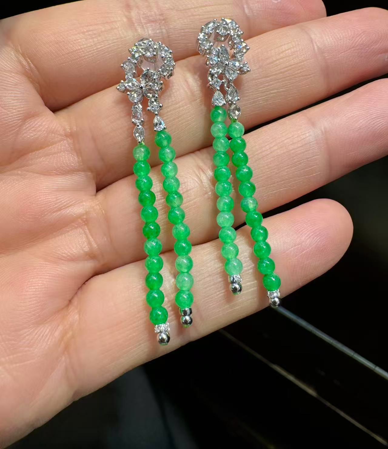 天然緬料冰種甜陽綠翡翠珠子時尚耳墜 - 图片 5