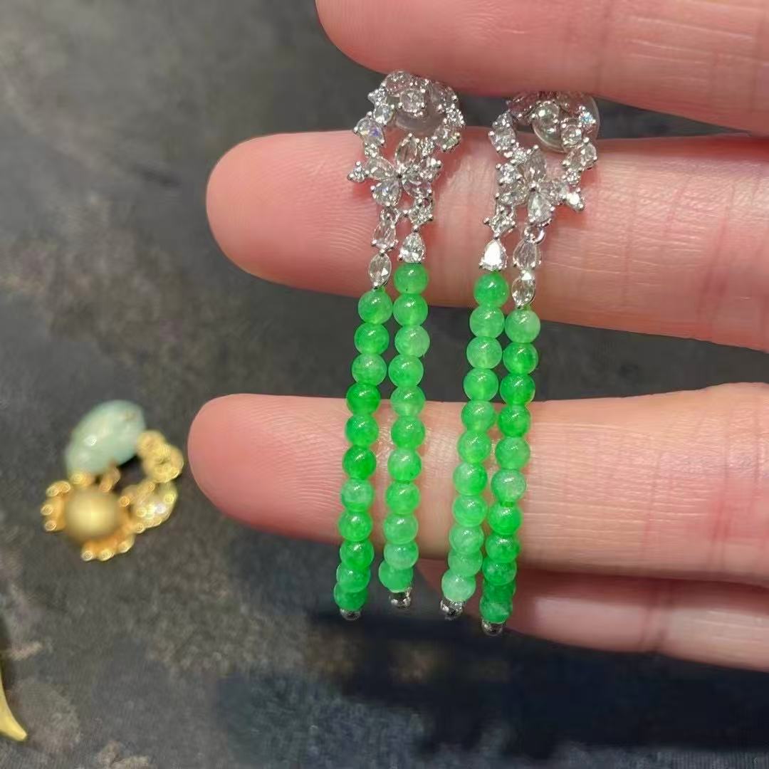 天然緬料冰種甜陽綠翡翠珠子時尚耳墜 - 图片 2