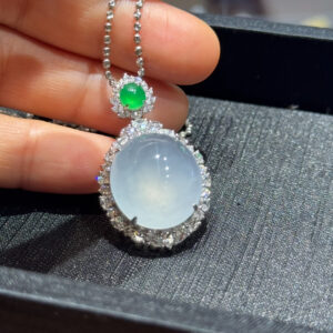 天然緬料高冰種翡翠大鸽子蛋面掛墜