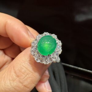 天然緬料高冰辣綠翡翠蛋面戒指