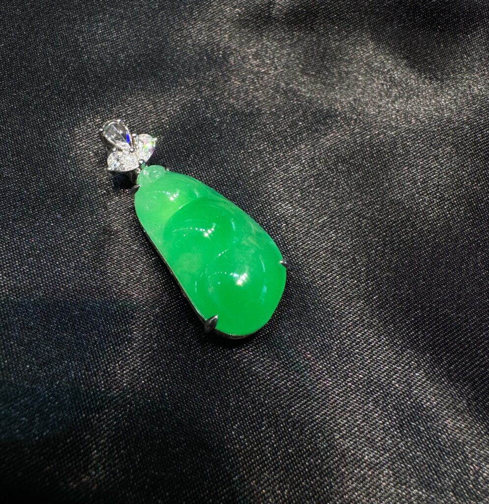 天然緬料老坑冰糯種陽綠翡翠四季福豆掛墜- 嘉貝翡翠