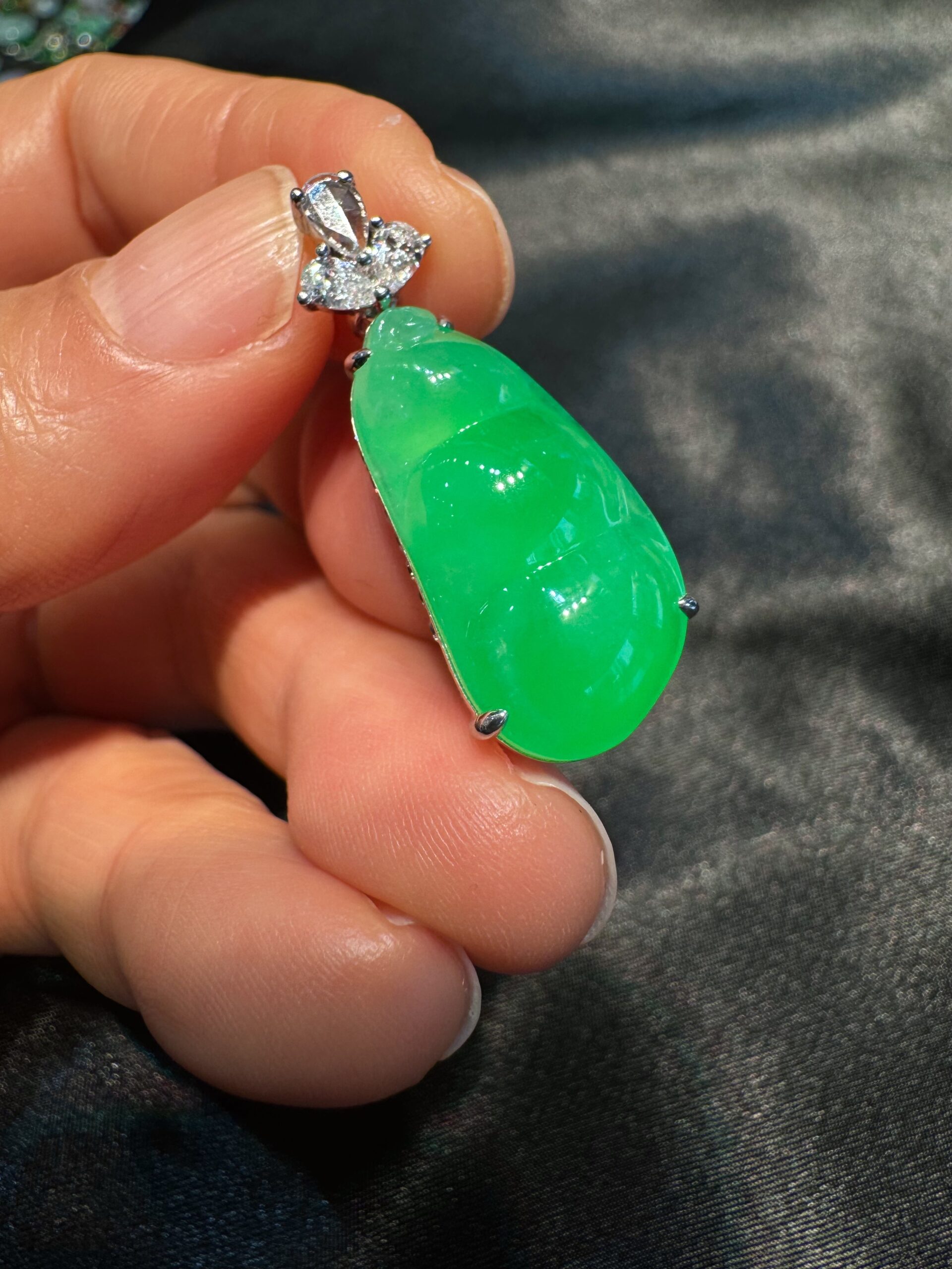 天然緬料老坑冰糯種陽綠翡翠四季福豆掛墜- 嘉貝翡翠