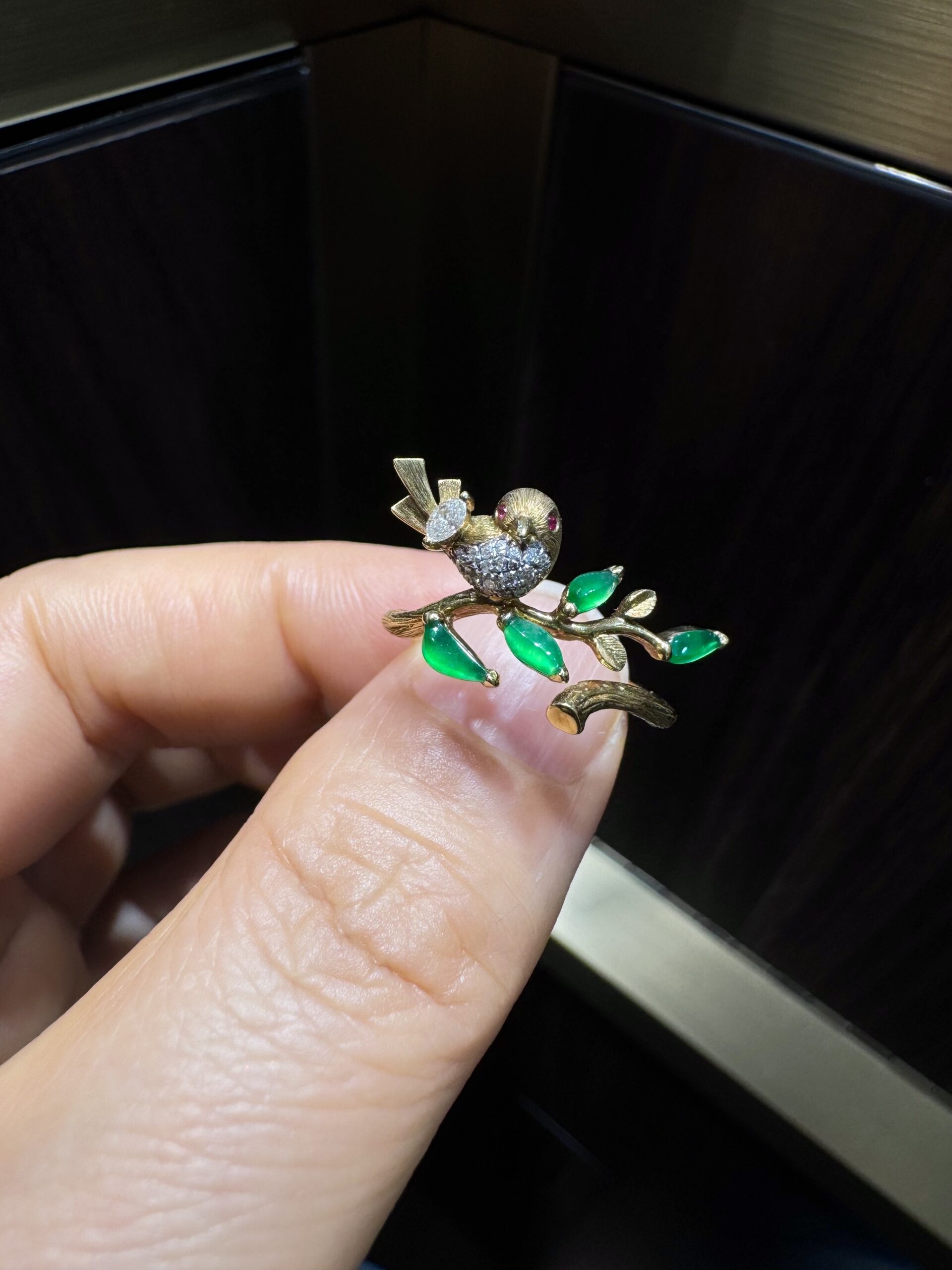 天然緬料高冰辣綠翡翠設計款戒指