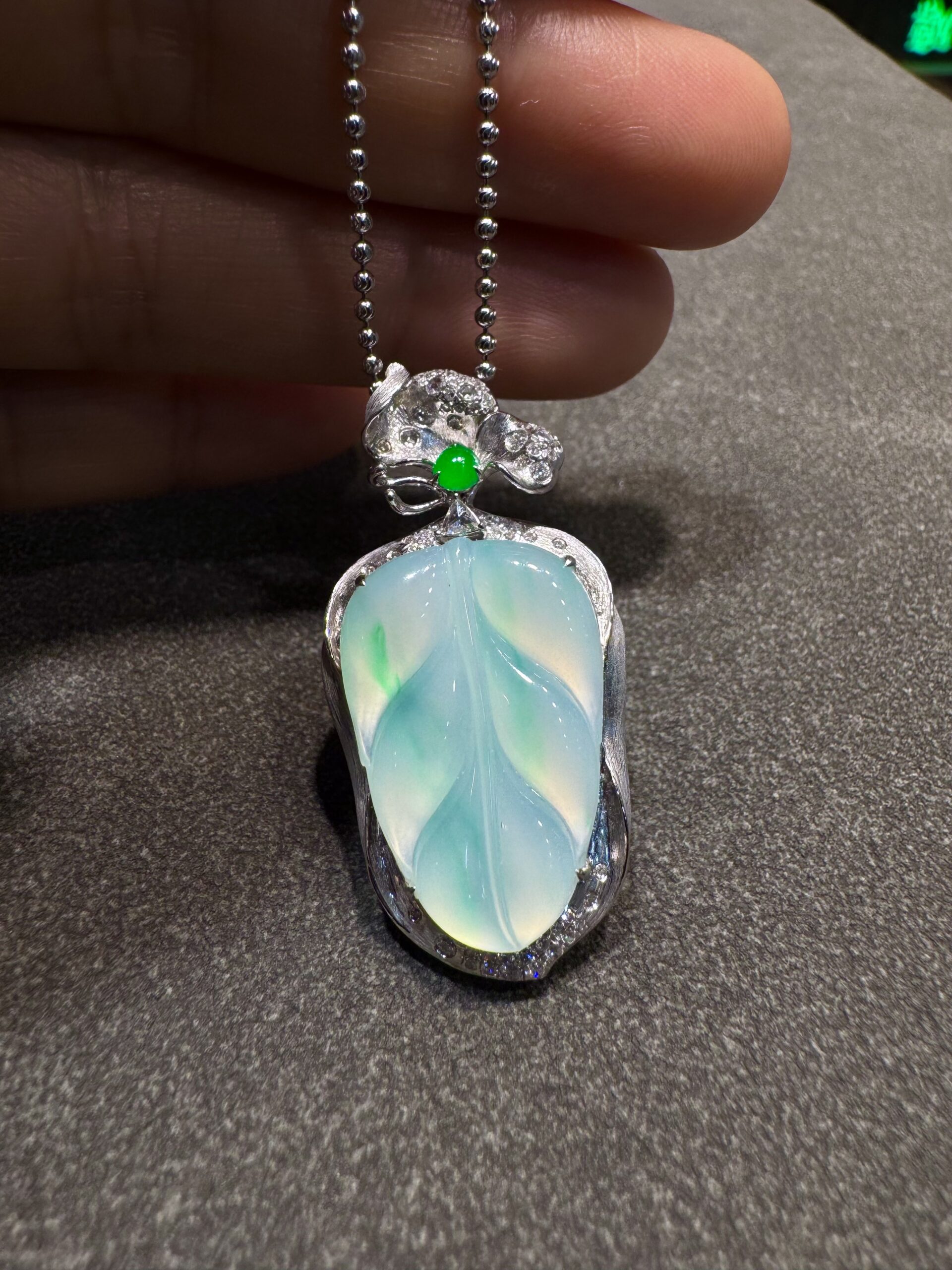 天然緬料翡翠起光金絲綠葉子吊墜