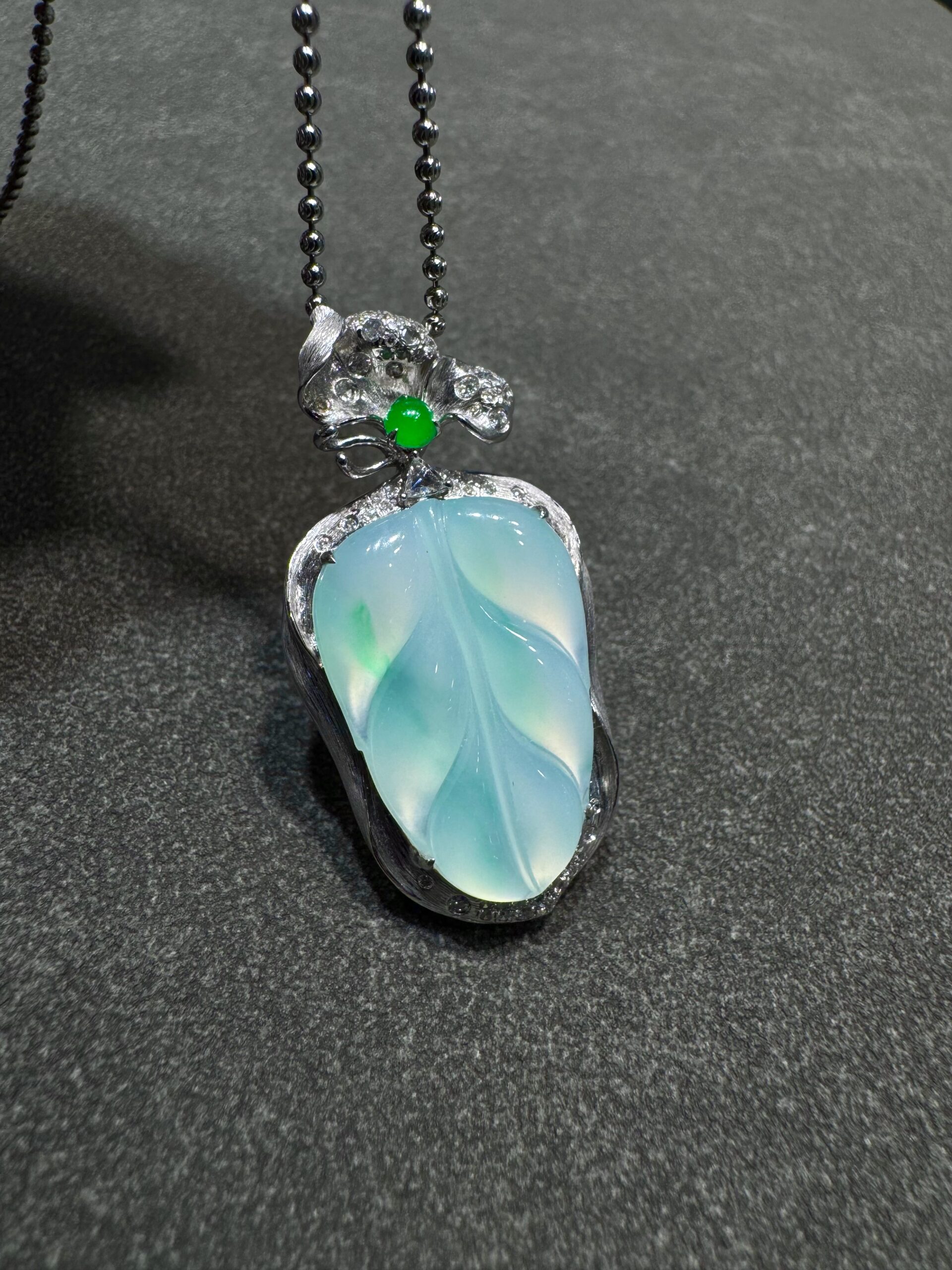 天然緬料翡翠起光金絲綠葉子吊墜 - 图片 2