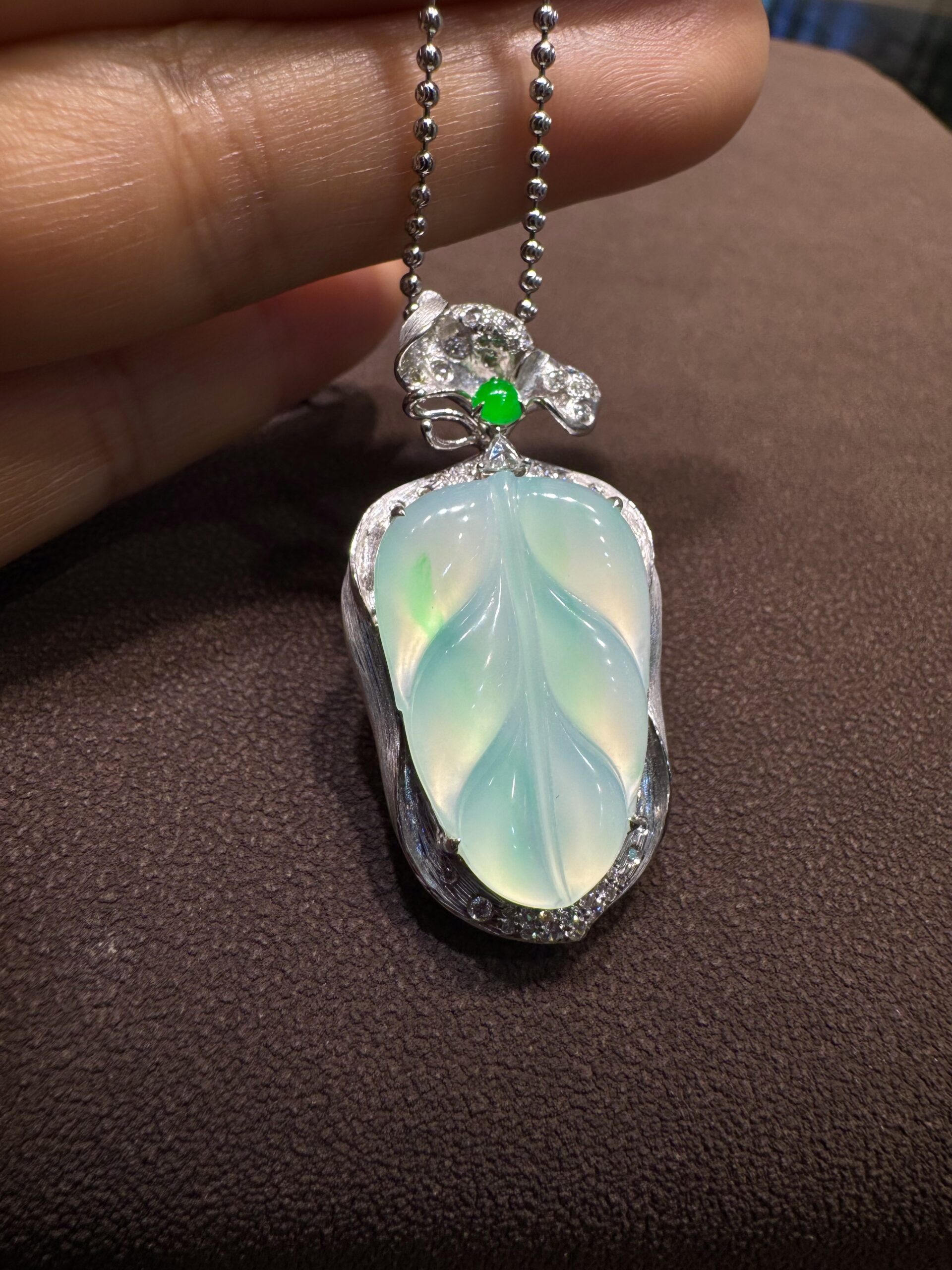 天然緬料翡翠起光金絲綠葉子吊墜 - 图片 5