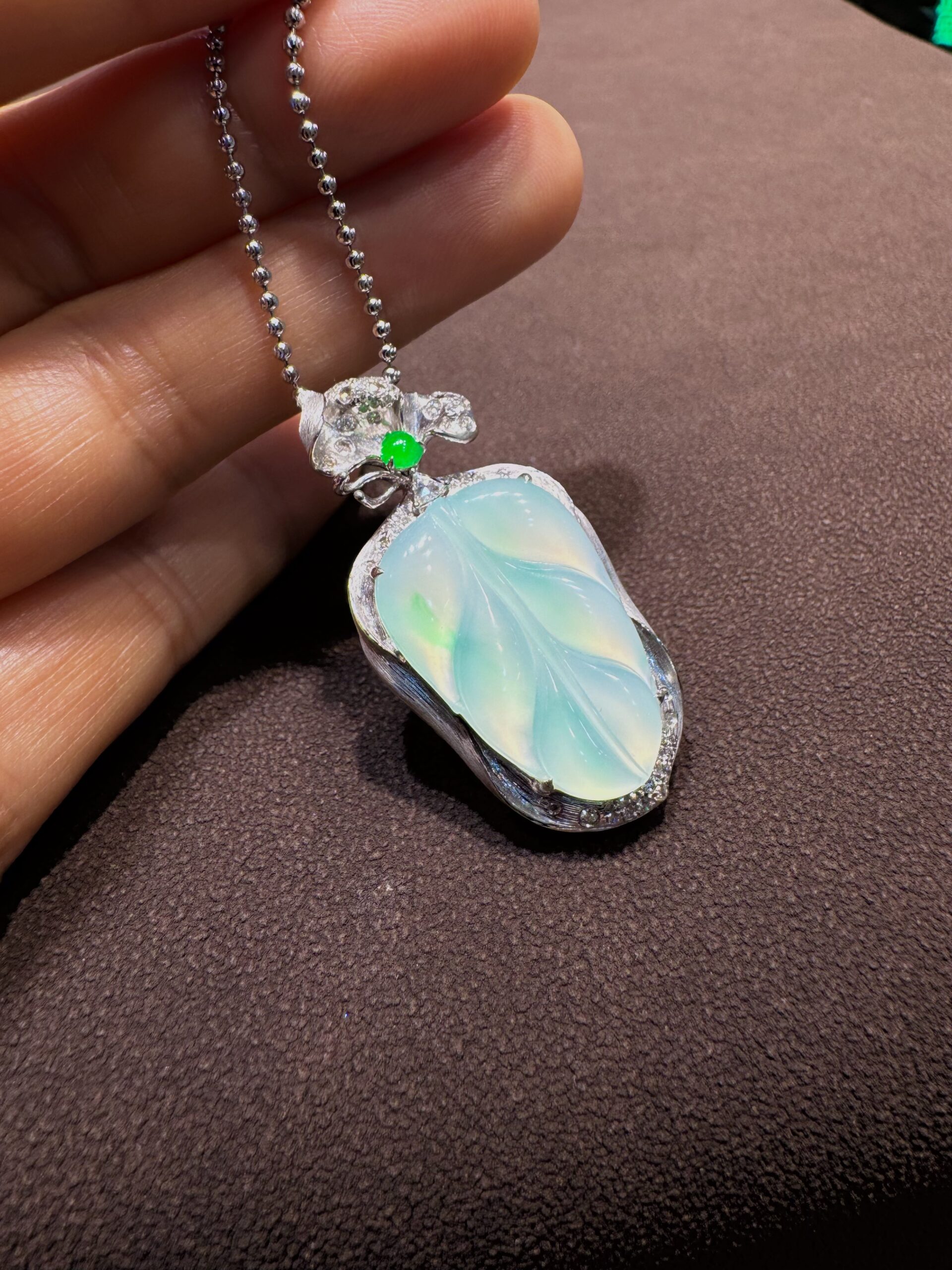 天然緬料翡翠起光金絲綠葉子吊墜 - 图片 4