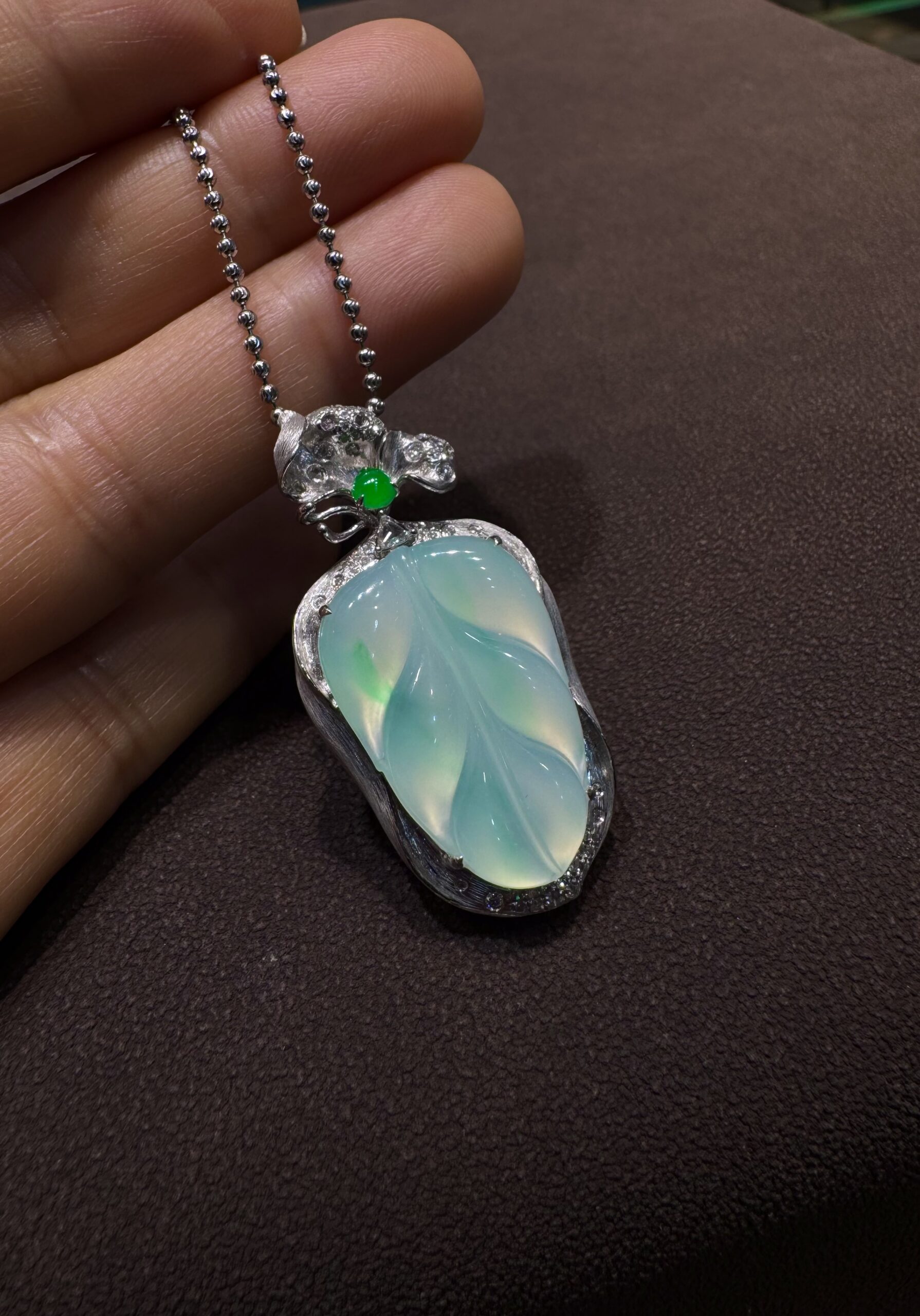 天然緬料翡翠起光金絲綠葉子吊墜 - 图片 3