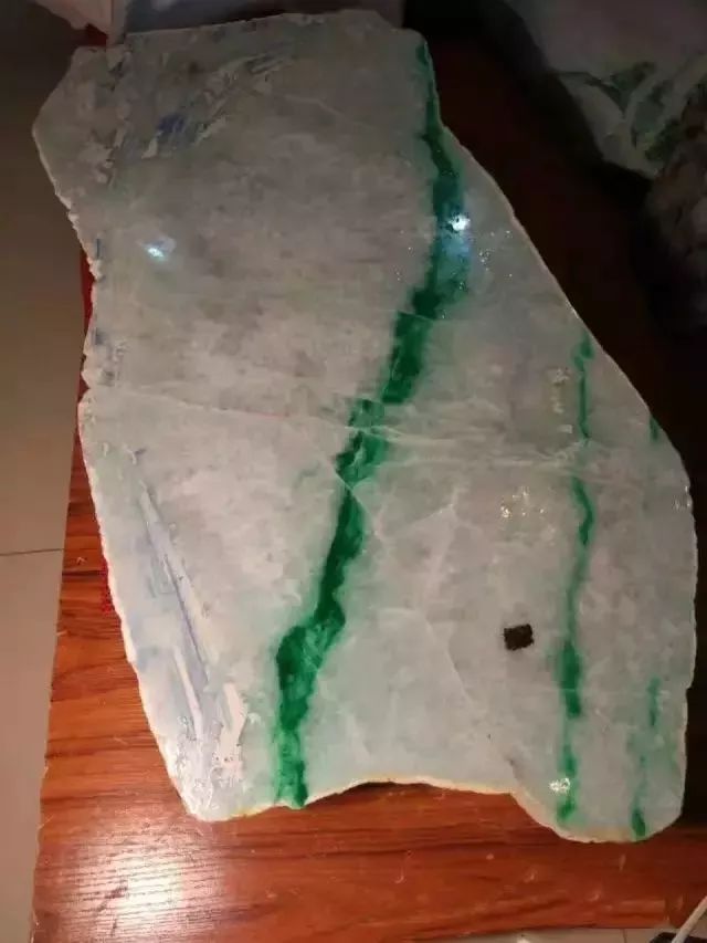 翡翠賭石:寧買一條線,不買一大片
