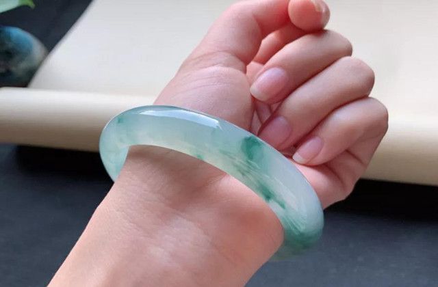 翡翠的黑點和色根屬於瑕疵嗎? 對翡翠的價值有什麼影響?