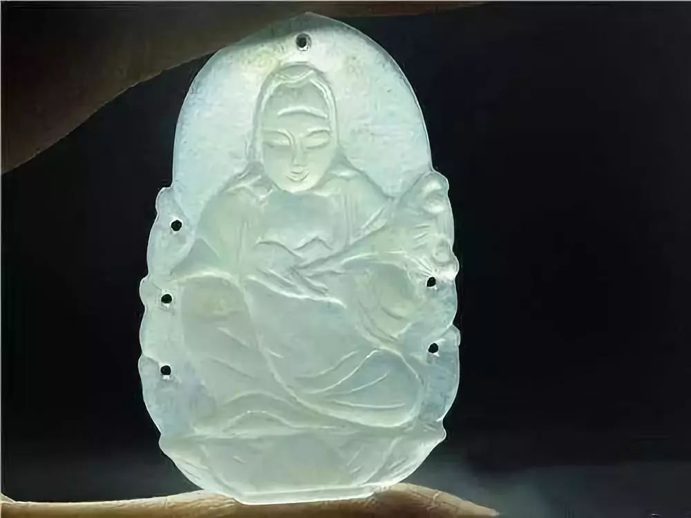 大媽商場舔手鐲,用這樣的方法鑒別翡翠的真假,靠譜嗎?