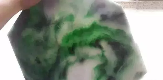 翡翠賭石:寧買一條線,不買一大片