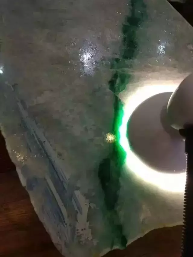 翡翠賭石:寧買一條線,不買一大片