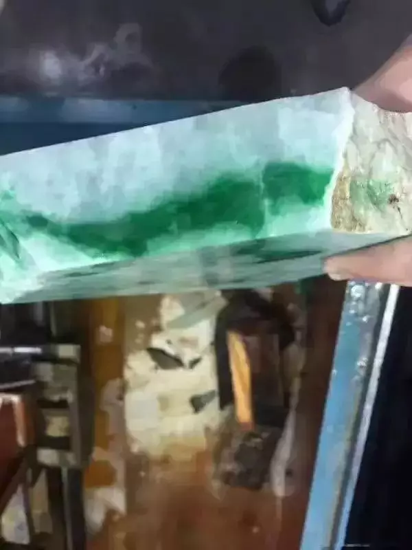 翡翠賭石:寧買一條線,不買一大片