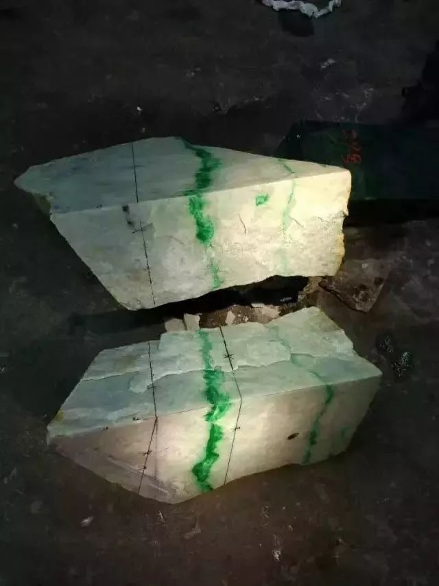 翡翠賭石:寧買一條線,不買一大片