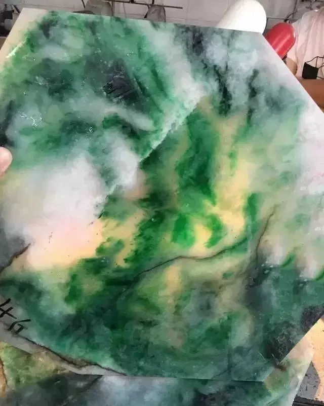 翡翠賭石:寧買一條線,不買一大片