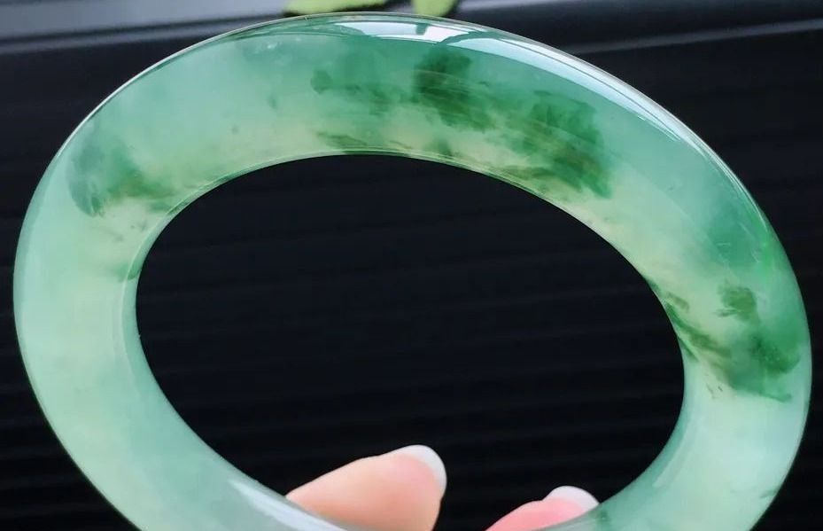 翡翠的黑點和色根屬於瑕疵嗎? 對翡翠的價值有什麼影響?