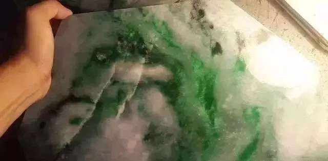 翡翠賭石:寧買一條線,不買一大片