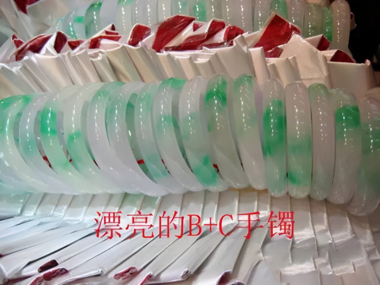 大媽商場舔手鐲,用這樣的方法鑒別翡翠的真假,靠譜嗎?