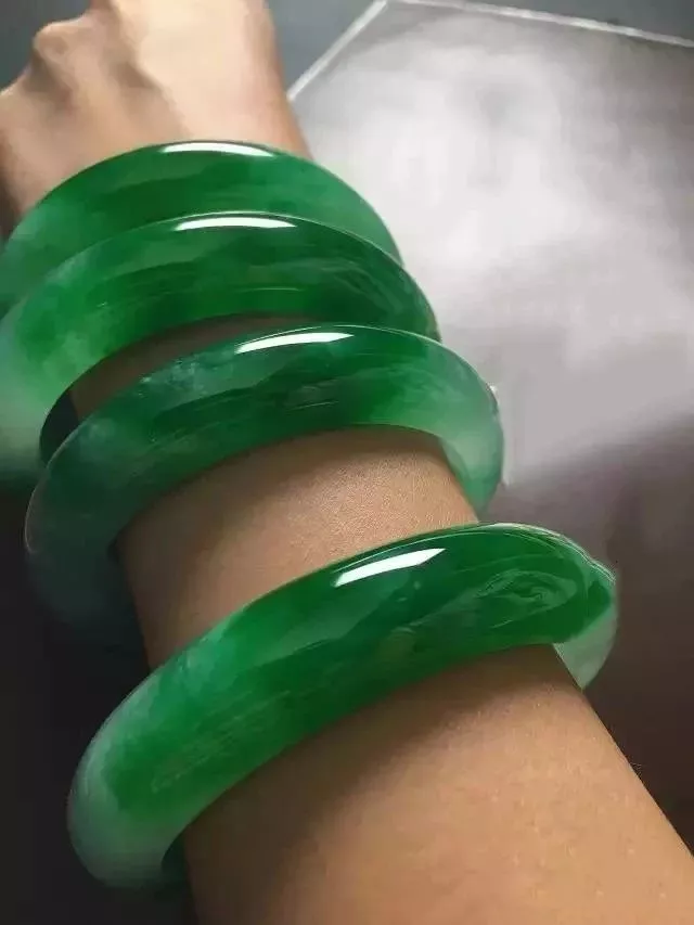 翡翠賭石:寧買一條線,不買一大片