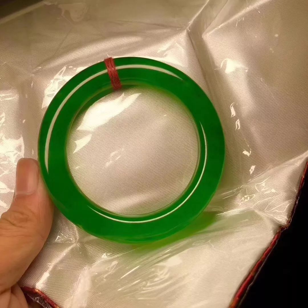 大媽商場舔手鐲,用這樣的方法鑒別翡翠的真假,靠譜嗎?