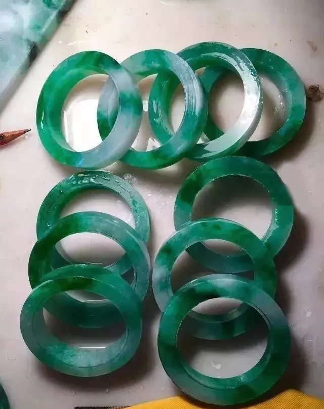 翡翠賭石:寧買一條線,不買一大片