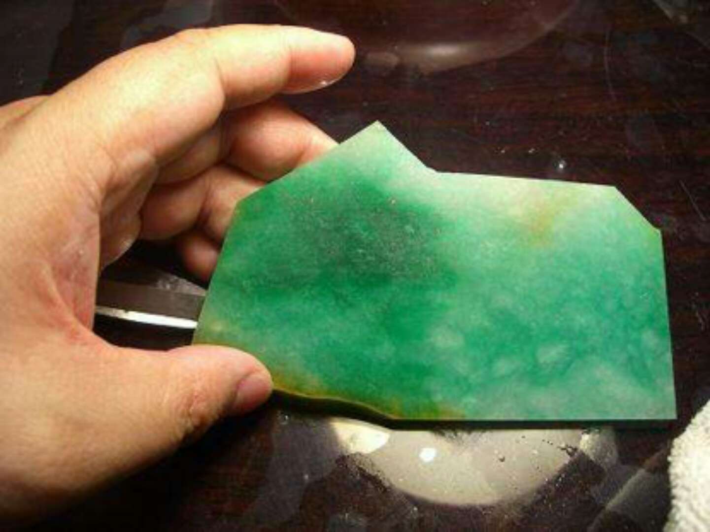 從石頭到成品,看翡翠的蛻變過程