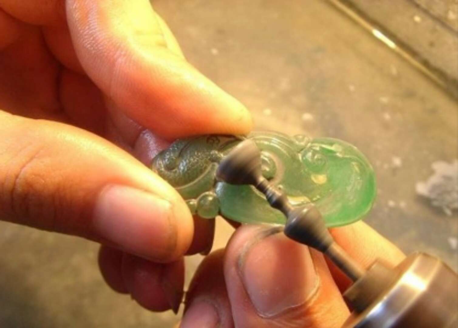 從石頭到成品,看翡翠的蛻變過程