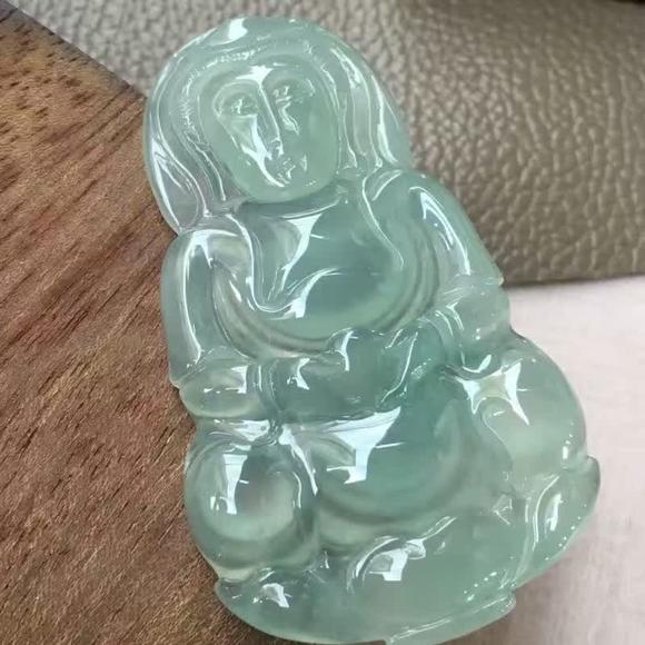 翡翠和玉的區別是什麼,怎麼區分辨別哪個貴,哪個好,一樣嗎?