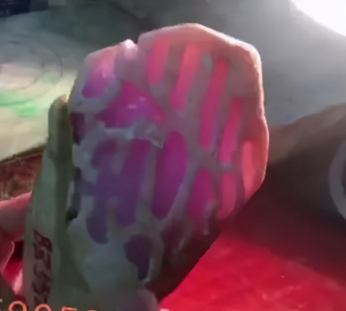 只聽說紙糊的窗戶,誰見過紙糊的翡翠? 見到就吃虧