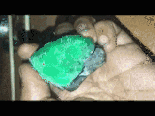 翡翠原石居然懷孕了,這是什麼奇葩操作?
