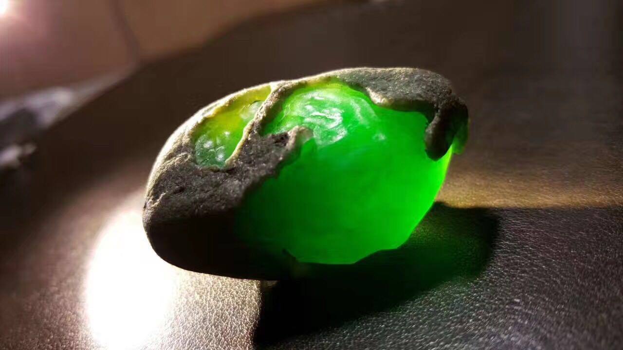 這些紋路奇特內部造型美好的翡翠毛料,沉寂萬年,終於被人發現了