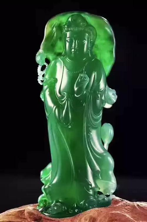 翡翠和玉的區別是什麼,怎麼區分辨別哪個貴,哪個好,一樣嗎?