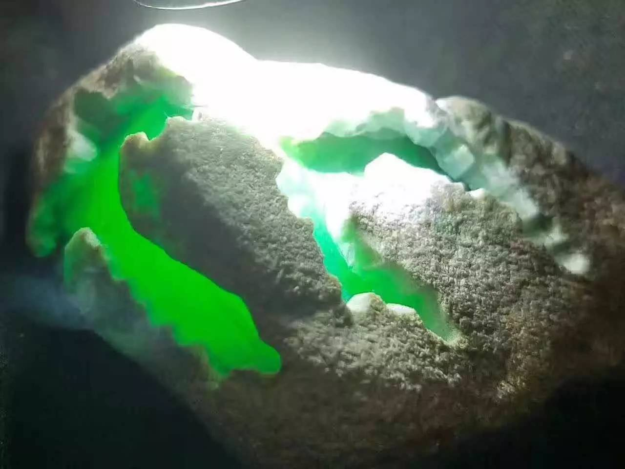 這些紋路奇特內部造型美好的翡翠毛料,沉寂萬年,終於被人發現了