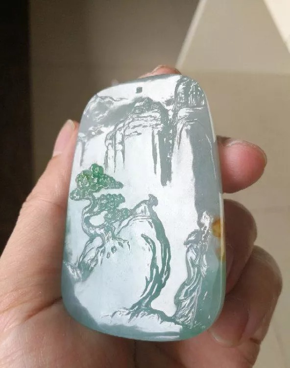 我是玉雕師,把飄綠色的翡翠雕刻成山水掛件,成品精緻迷人