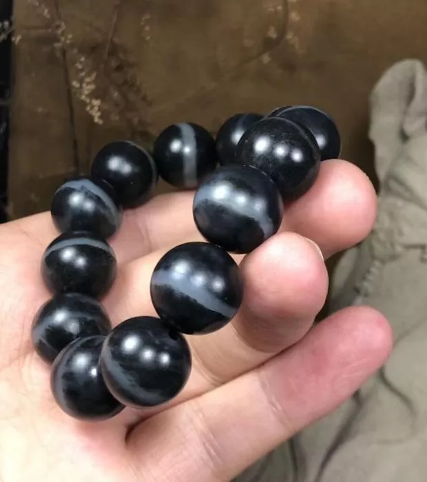 買玉漲不漲,全看一條線?和田玉奇料中最牛的三種“一線天”