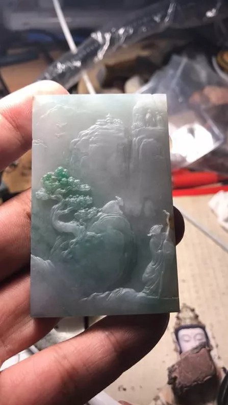 我是玉雕師,把飄綠色的翡翠雕刻成山水掛件,成品精緻迷人
