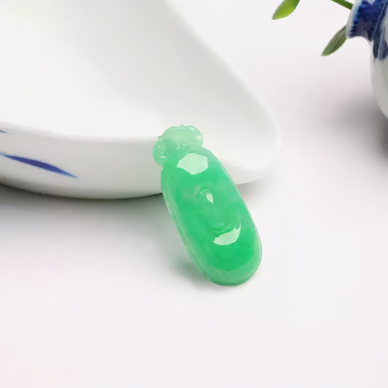 翡翠顏色看不懂?十個字教你辨別最值得收藏的綠色翡翠