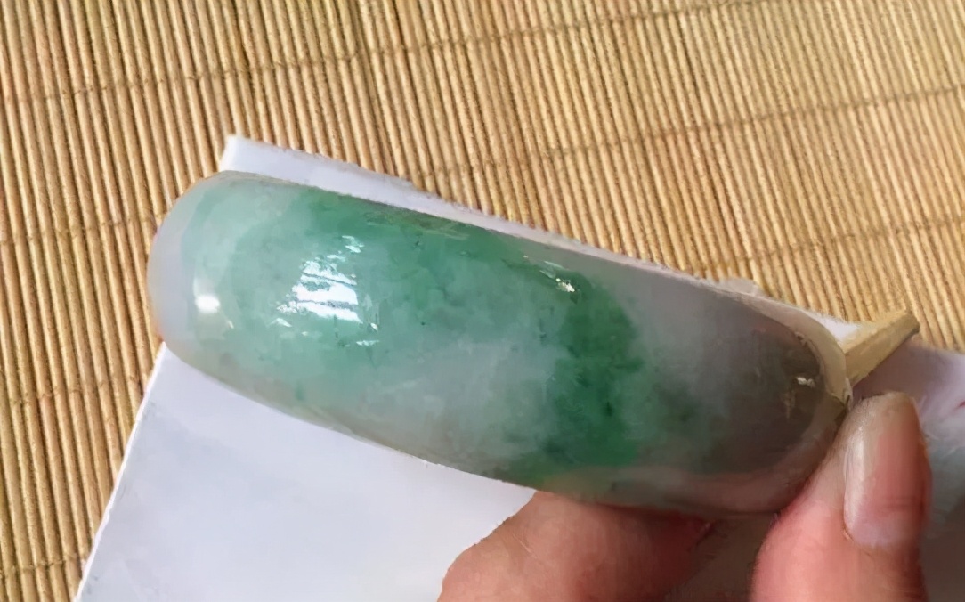翡翠顏色看不懂?十個字教你辨別最值得收藏的綠色翡翠